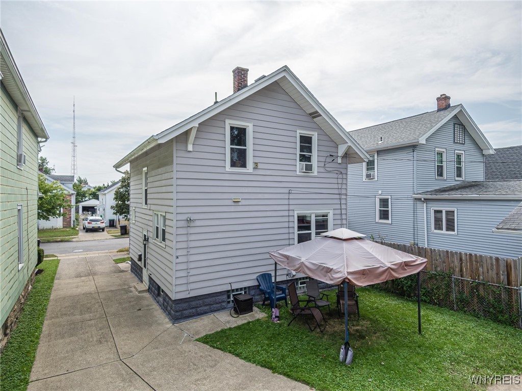 Photo 4 of 36 of 185 Lasalle Avenue house