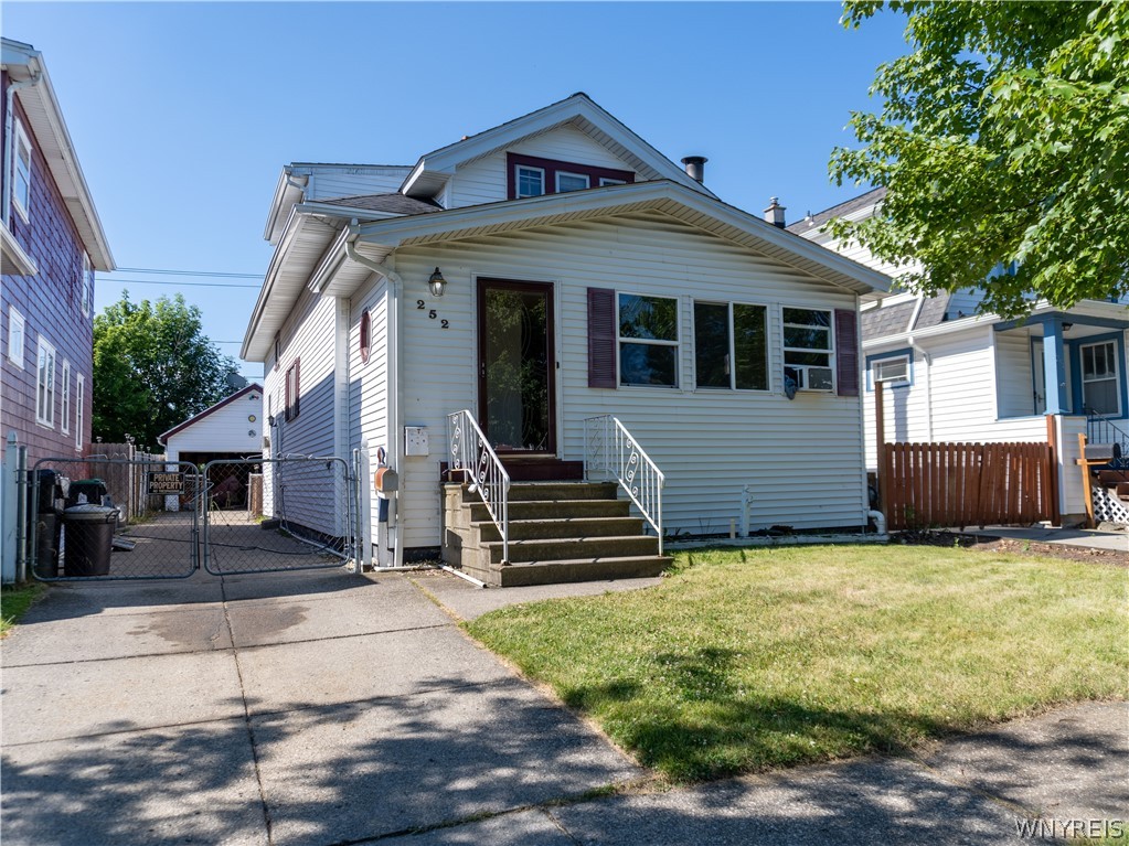 Photo 1 of 30 of 252 Wabash Avenue house