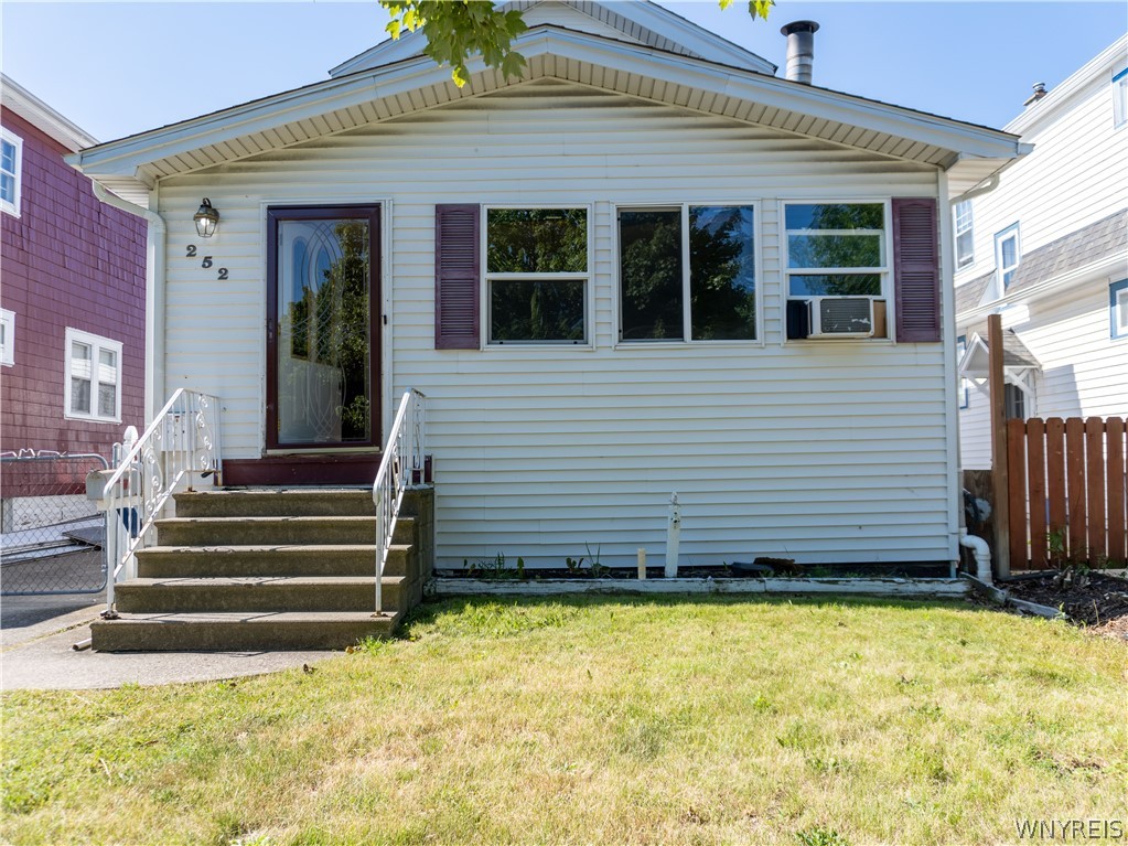 Photo 2 of 30 of 252 Wabash Avenue house