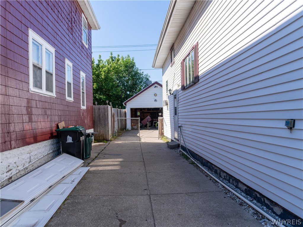 Photo 3 of 30 of 252 Wabash Avenue house