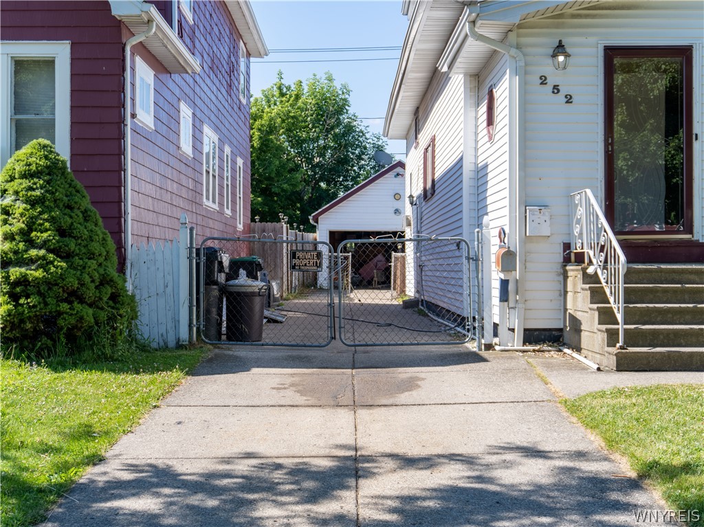 Photo 4 of 30 of 252 Wabash Avenue house