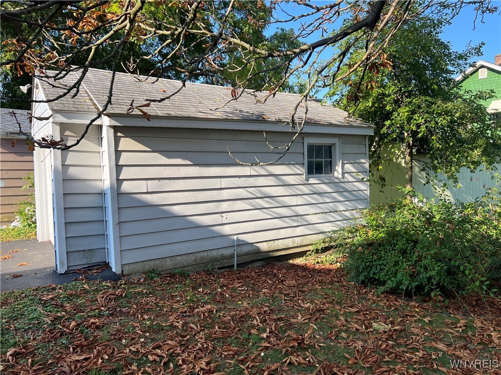 Photo 7 of 44 of 110 Flohr Avenue house