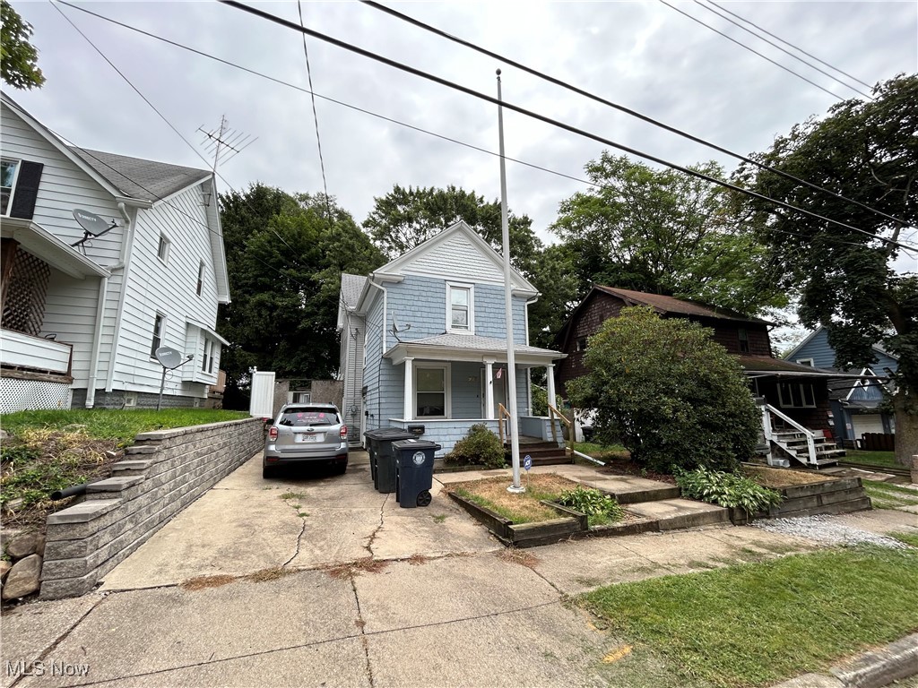 Photo 2 of 28 of 975 Collinwood Avenue house