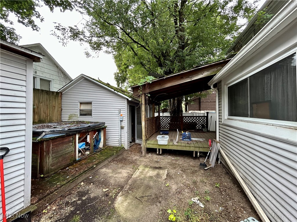 Photo 4 of 28 of 975 Collinwood Avenue house