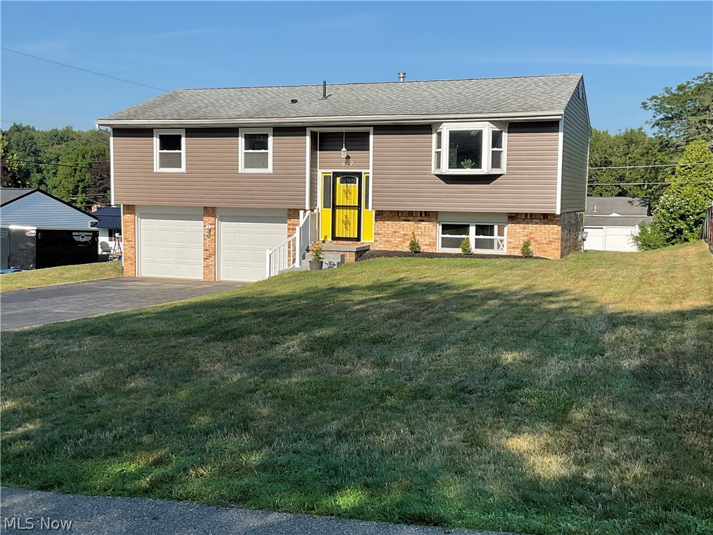 Photo 2 of 4 of 629 Meadowridge Avenue NW house