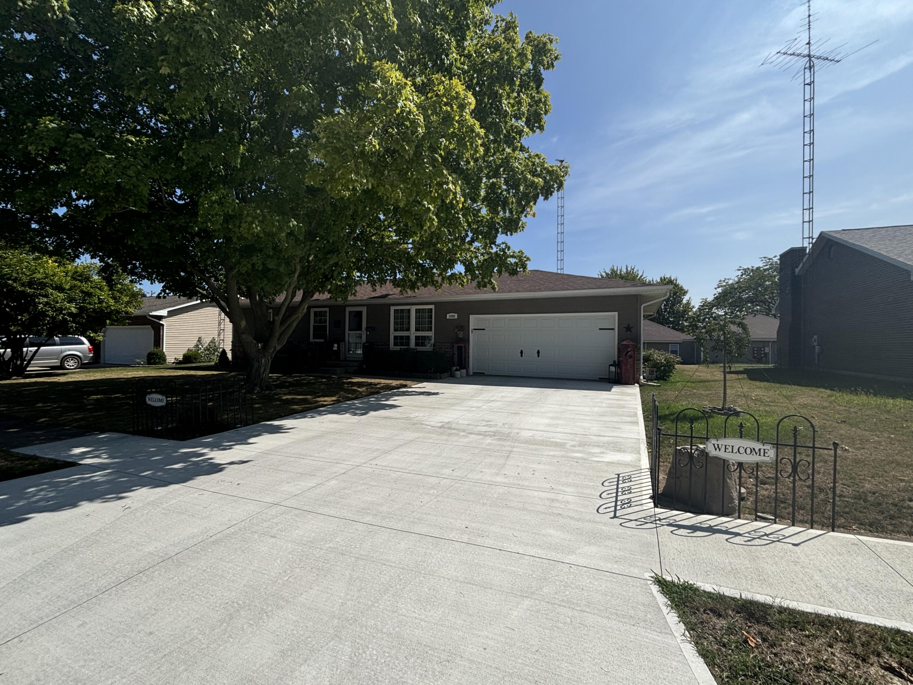 Photo 3 of 3 of 1006 Meadowview Drive house