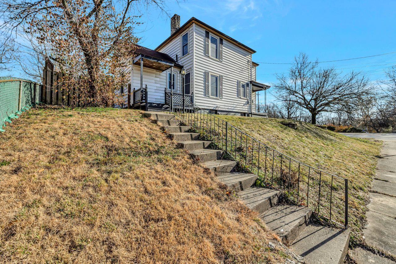 Photo 2 of 35 of 3920 W Eighth Street house