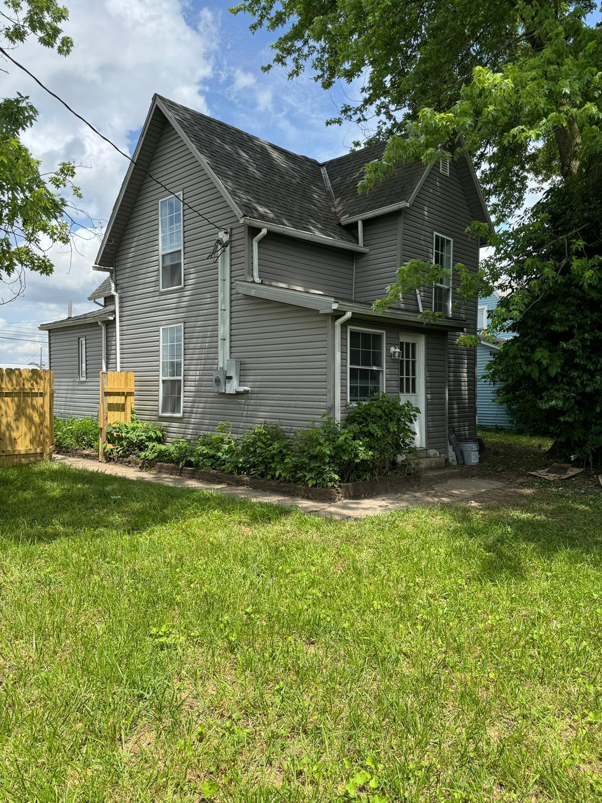 Photo 5 of 23 of 231 E Ohio Street house