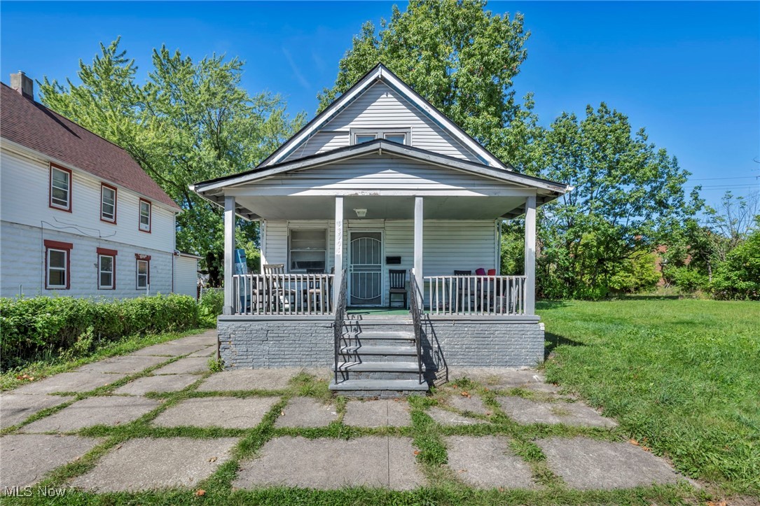 Photo 2 of 9 of 13901 Durkee Avenue house