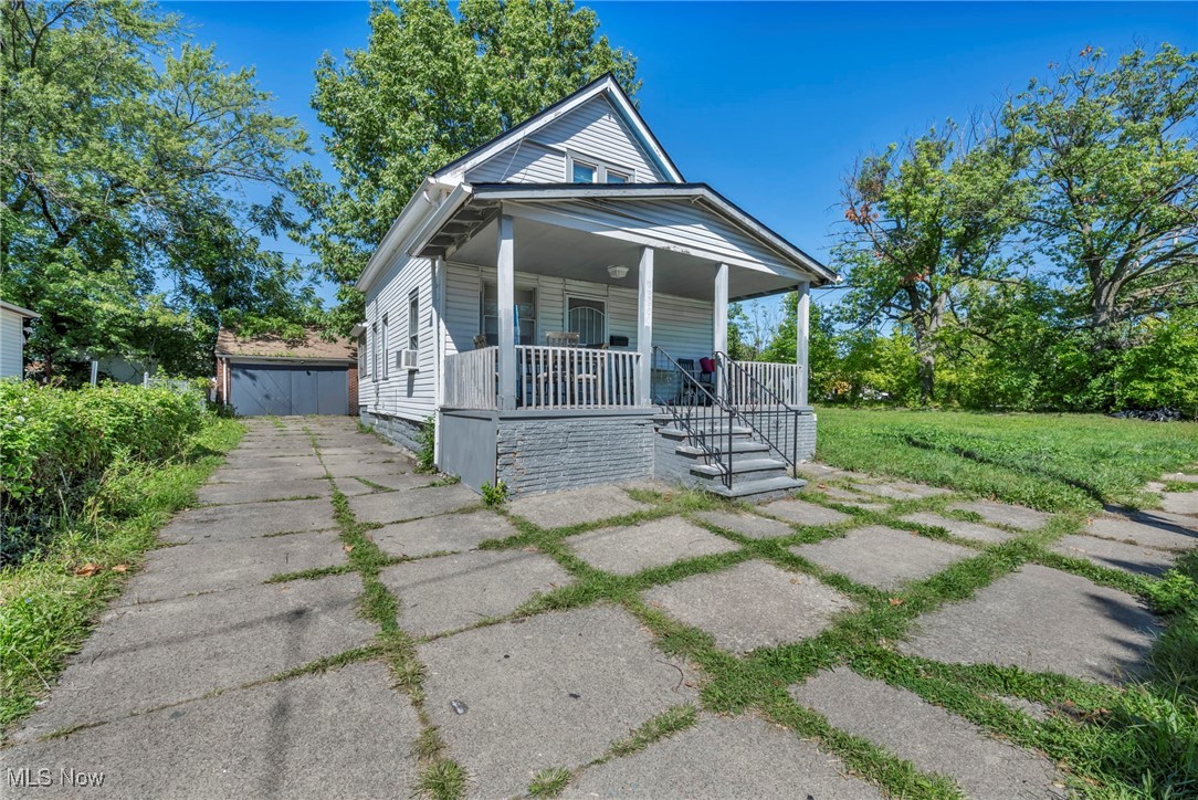 Photo 3 of 9 of 13901 Durkee Avenue house