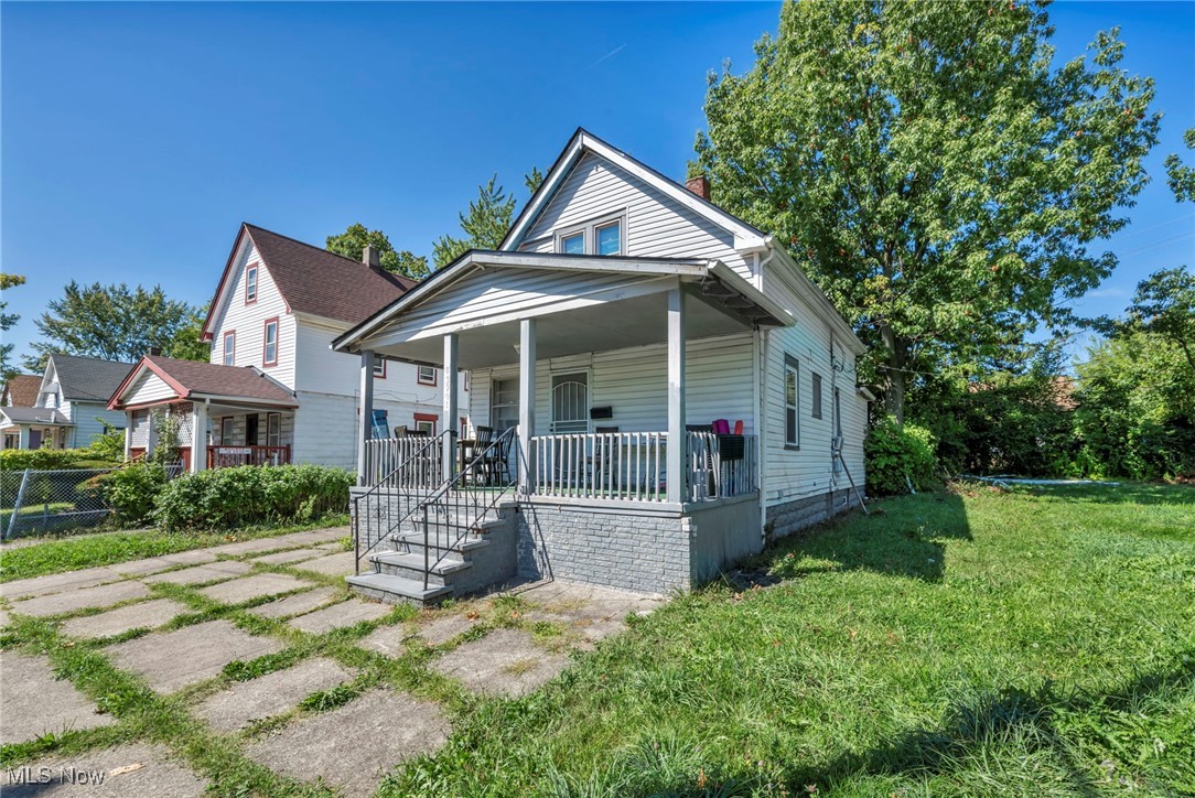 Photo 4 of 9 of 13901 Durkee Avenue house