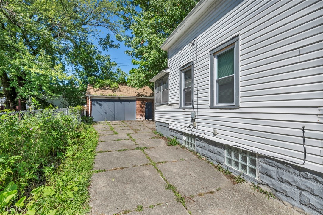 Photo 5 of 9 of 13901 Durkee Avenue house