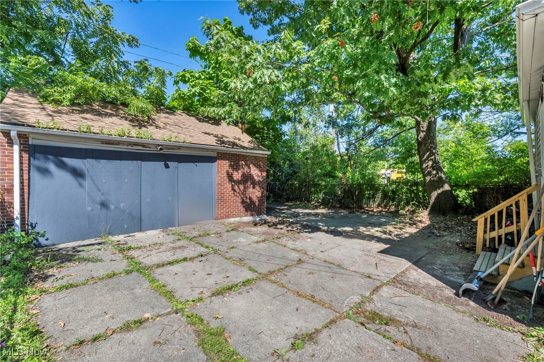 Photo 6 of 9 of 13901 Durkee Avenue house