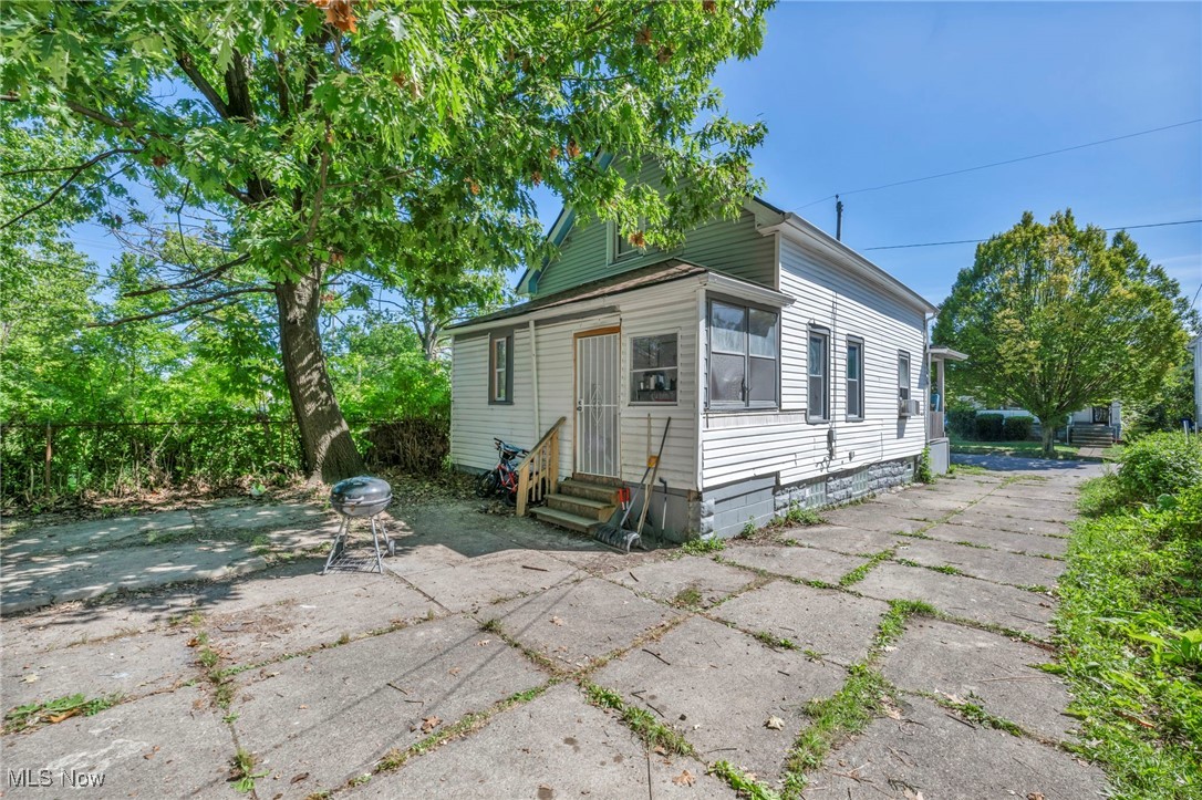 Photo 7 of 9 of 13901 Durkee Avenue house