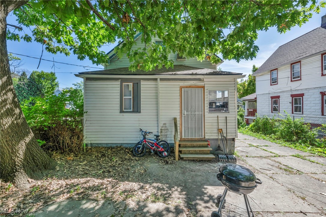 Photo 8 of 9 of 13901 Durkee Avenue house