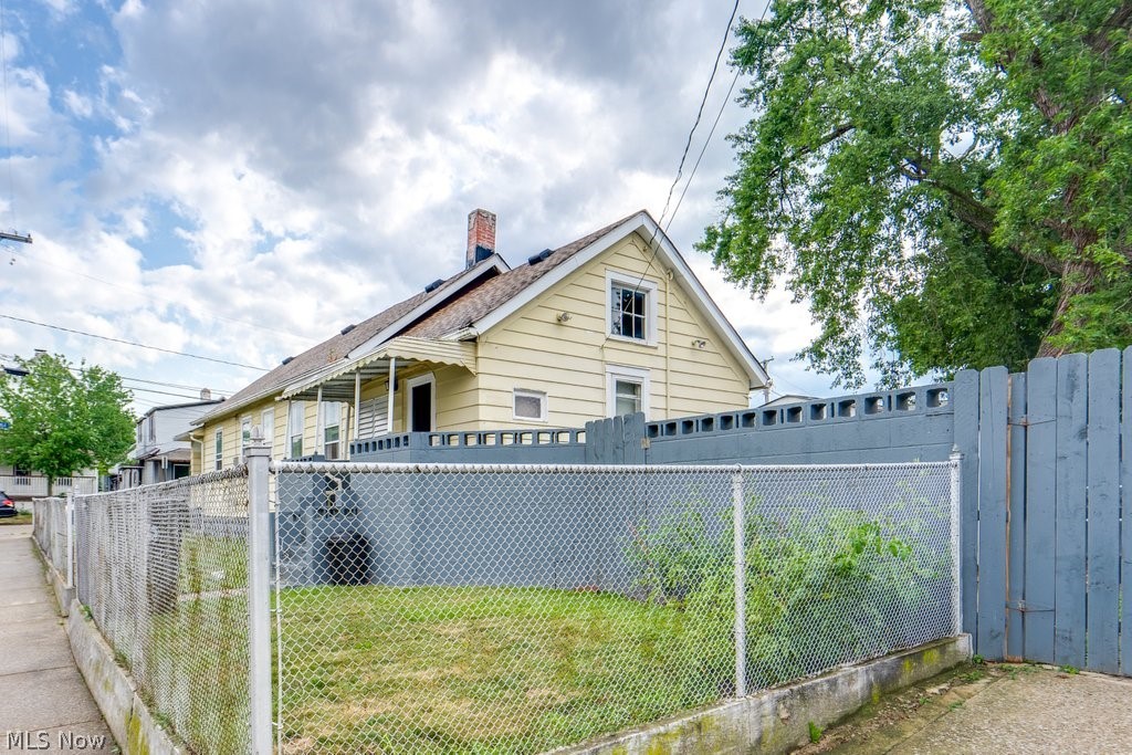 Photo 4 of 16 of 3502 Carlyle Avenue house