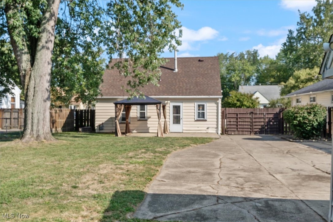 Photo 23 of 27 of 18613 Ferncliffe Avenue house