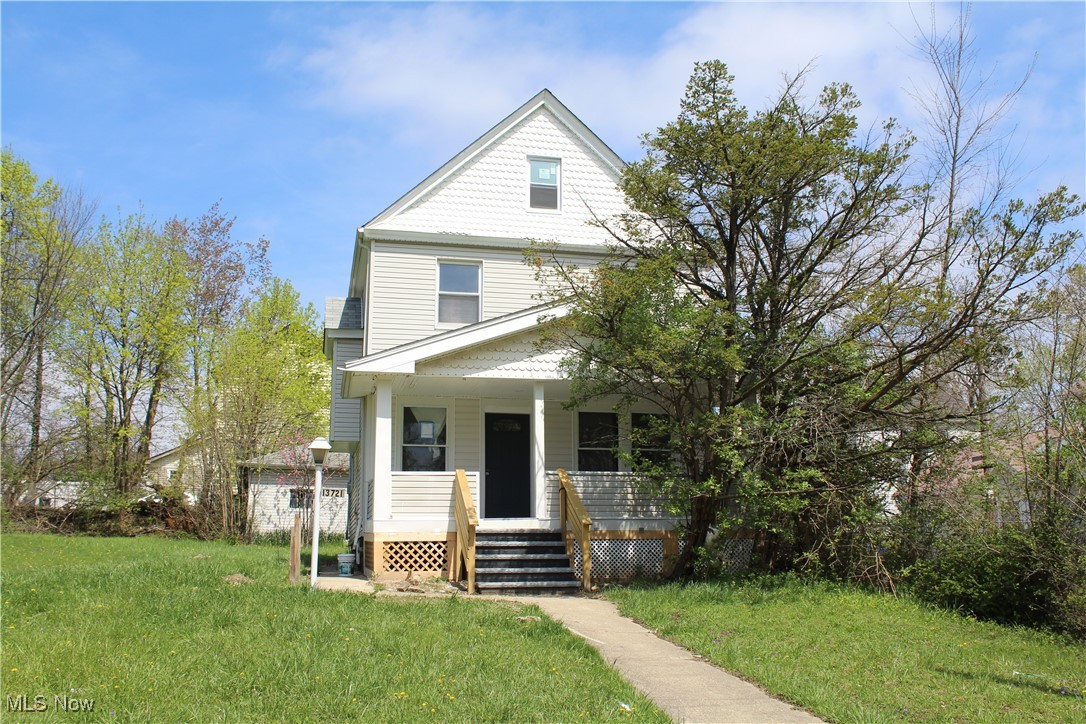 Photo 1 of 28 of 13721 Beachwood Avenue house