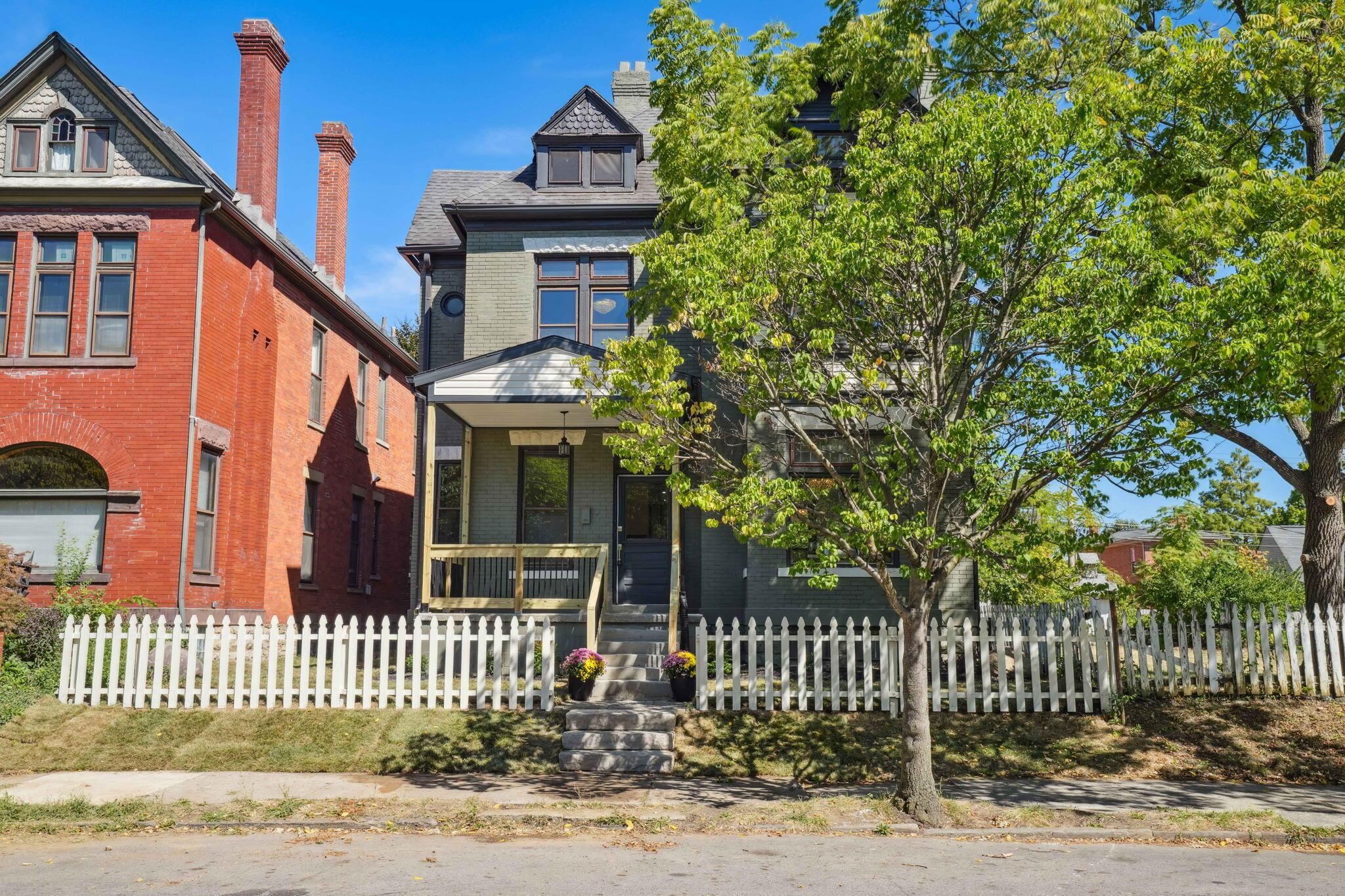 Photo 3 of 61 of 914 Franklin Avenue house