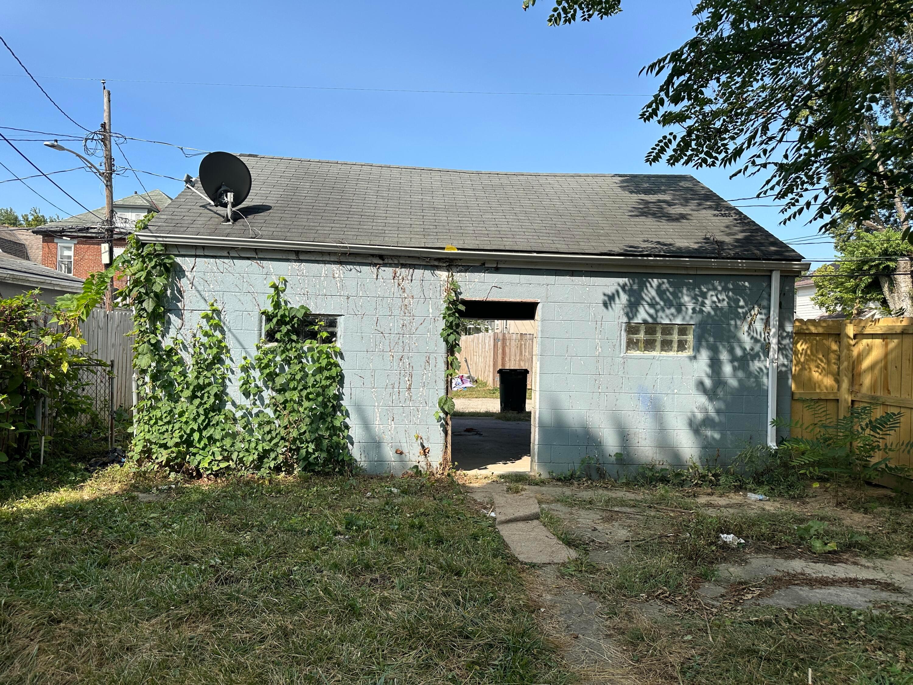 Photo 3 of 25 of 109 N Warren Avenue house