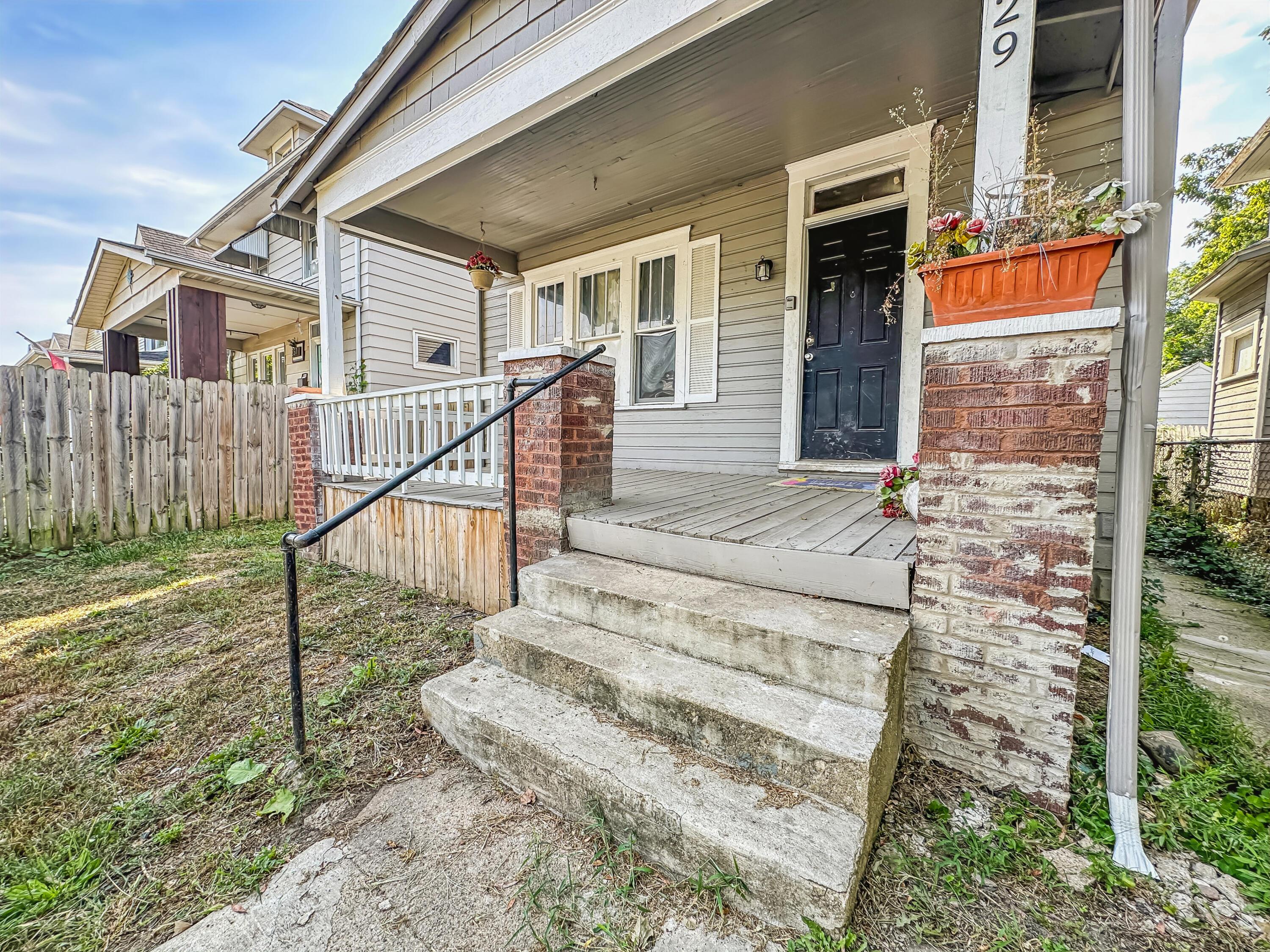 Photo 3 of 24 of 229 S Richardson Avenue house