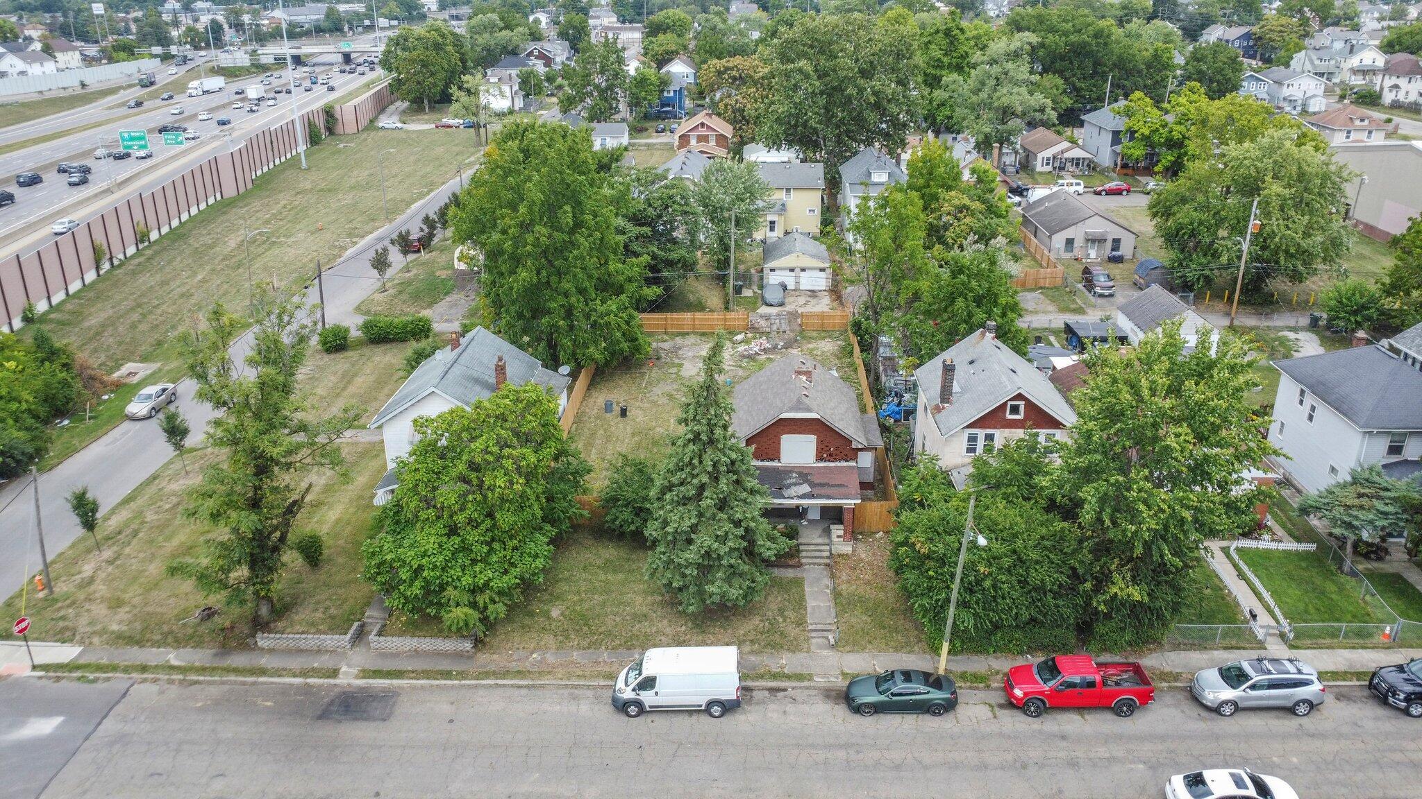 Photo 7 of 10 of 772 E Starr Avenue house