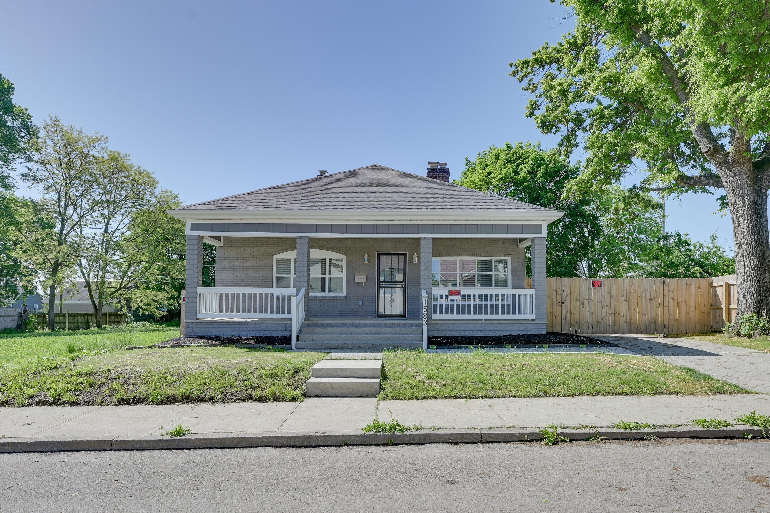 Photo 3 of 32 of 1583 Union Avenue house