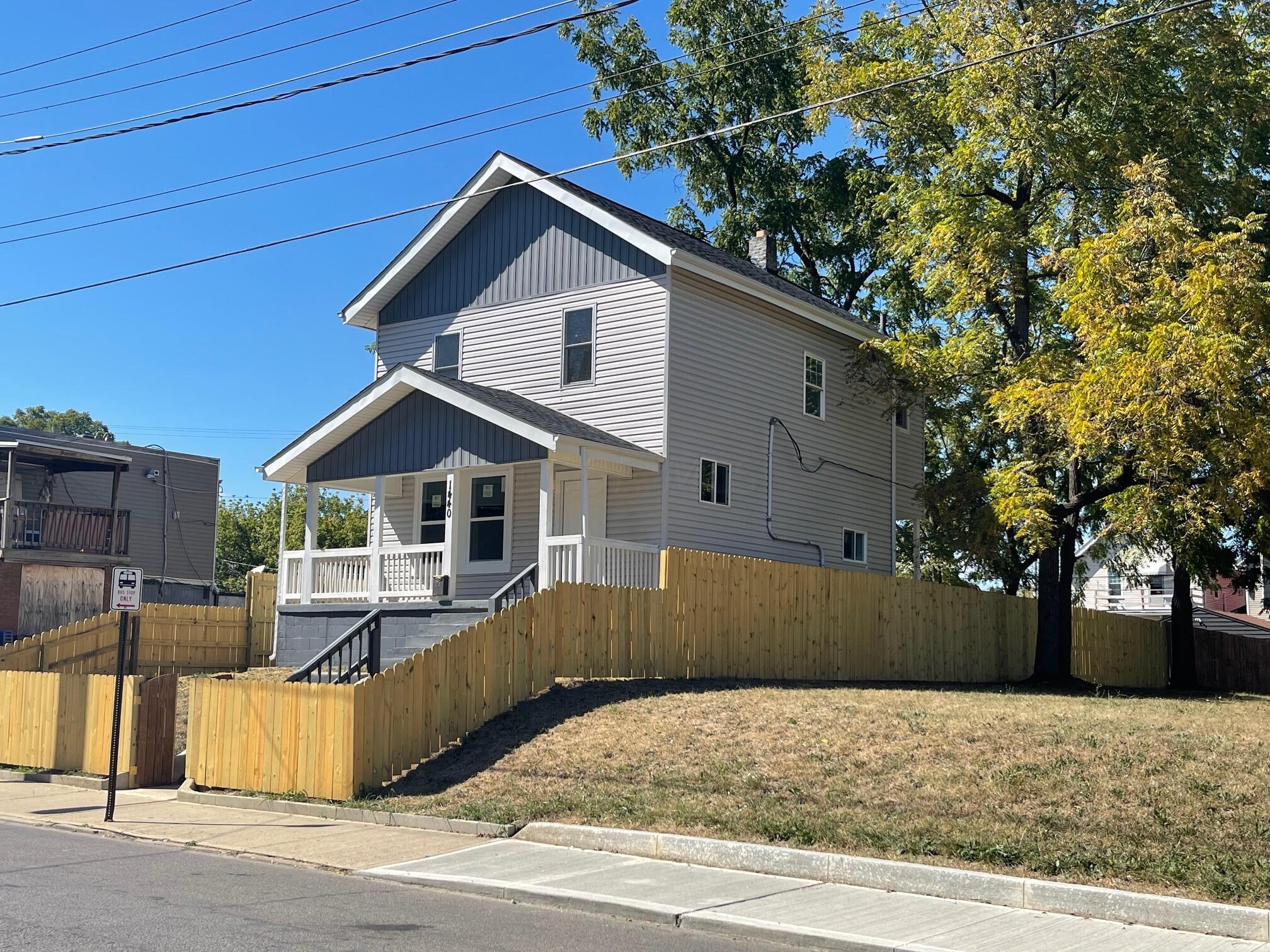 Photo 4 of 58 of 1440 Mount Vernon Avenue house