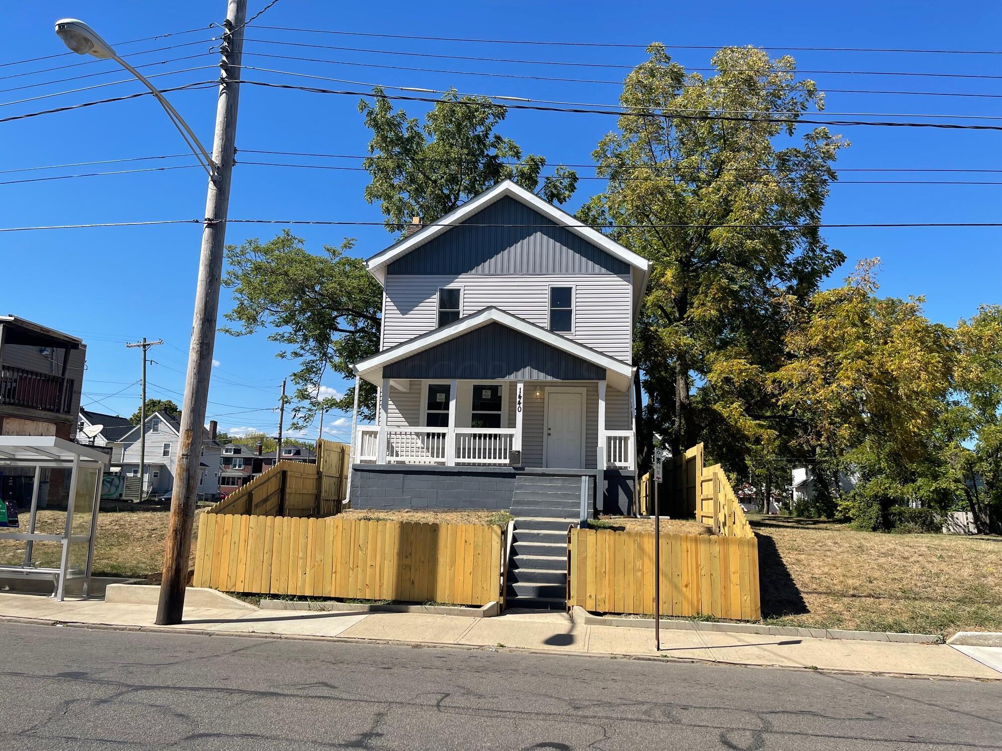 Photo 5 of 58 of 1440 Mount Vernon Avenue house