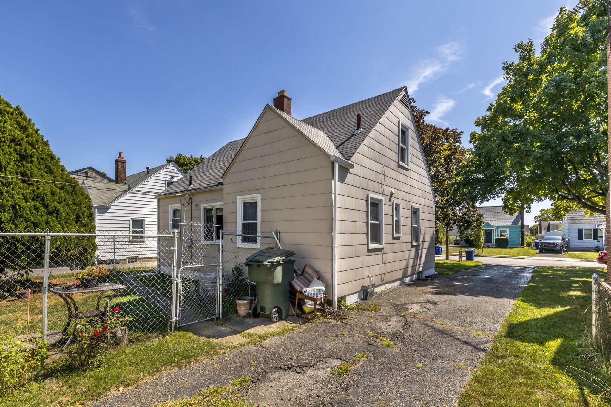 Photo 4 of 30 of 857 Binns Boulevard house