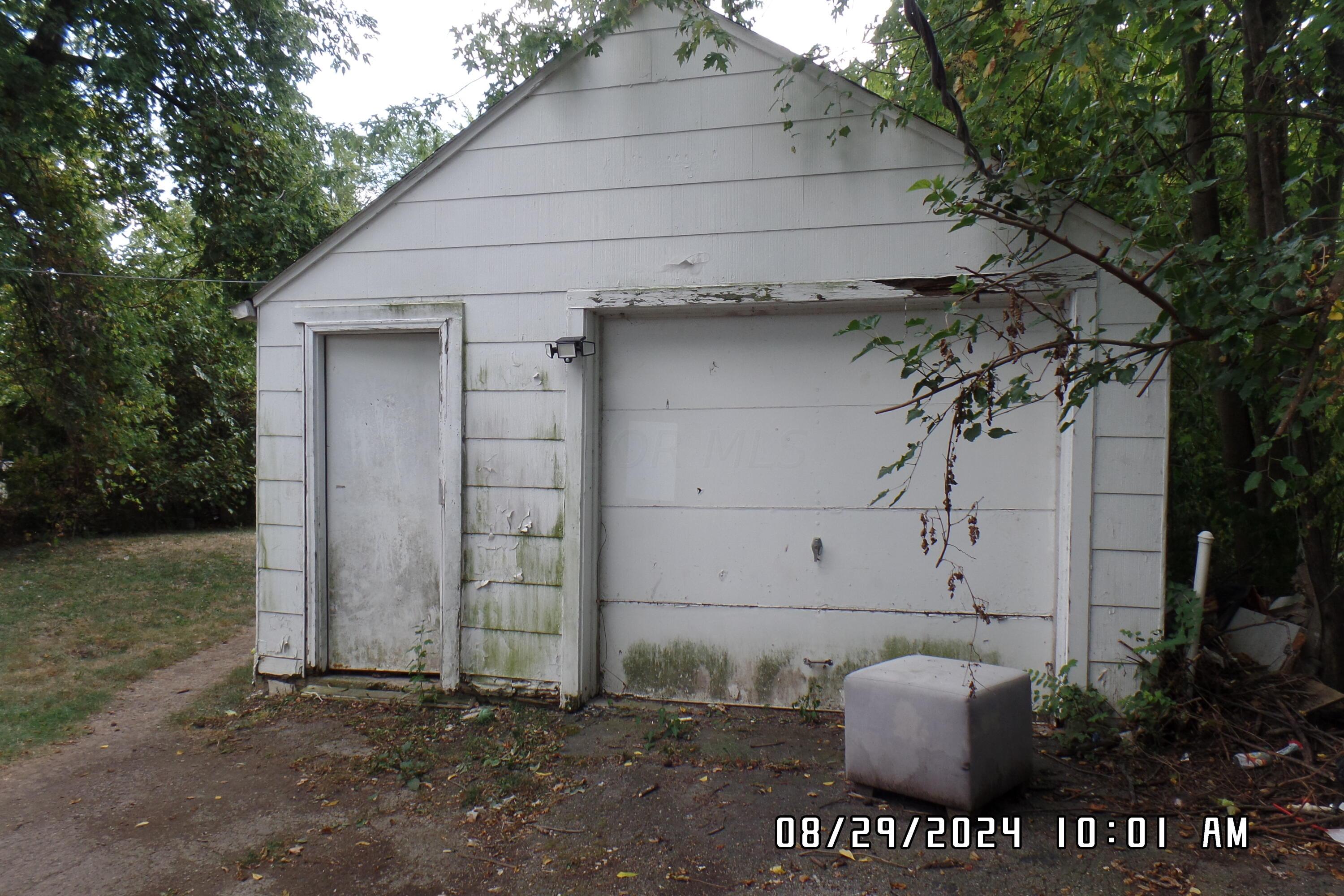 Photo 3 of 16 of 981 Duxberry Avenue house