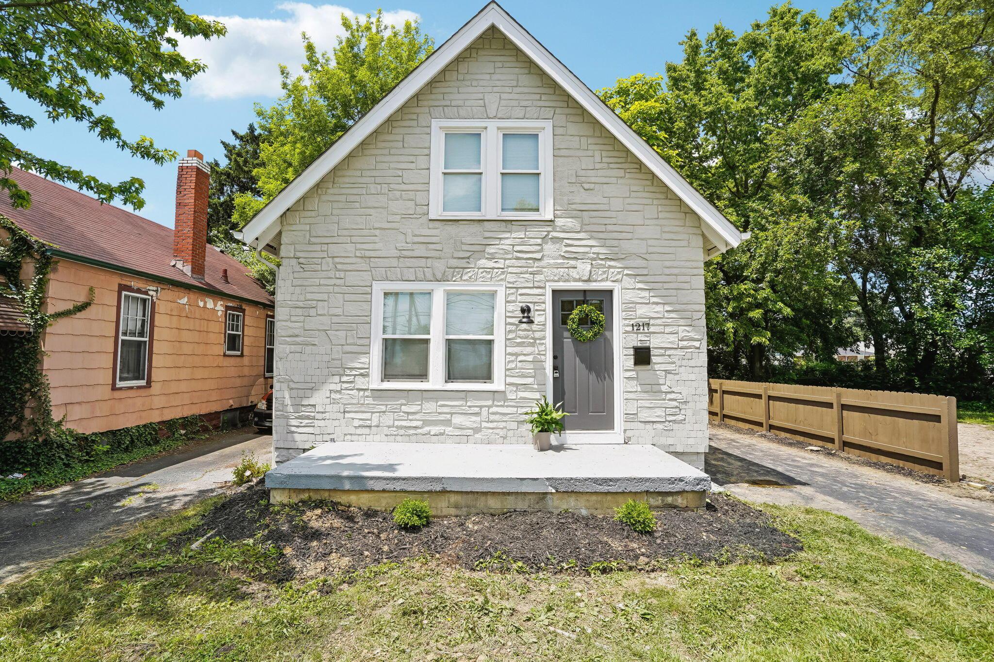 Photo 1 of 33 of 1217 Fairwood Avenue house