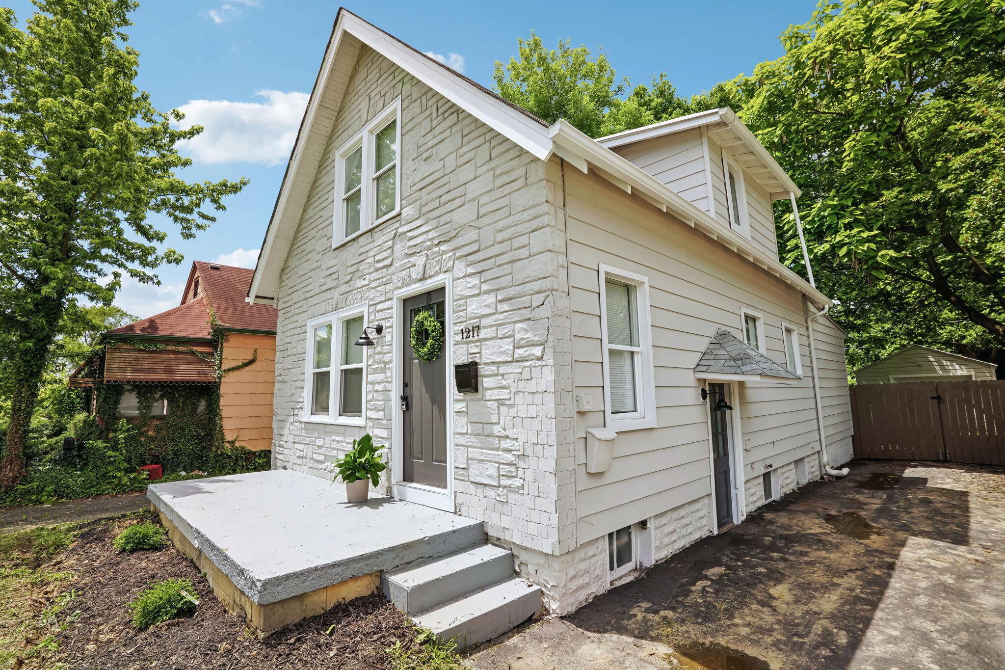 Photo 5 of 33 of 1217 Fairwood Avenue house