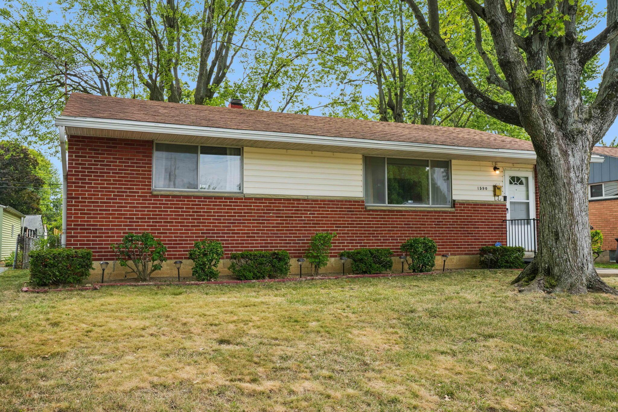 Photo 3 of 32 of 1590 Selkirk Road house