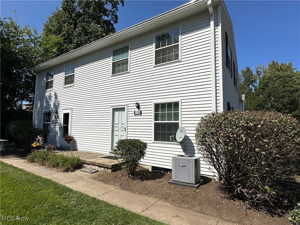 Photo 3 of 32 of 1399 Munroe Falls Avenue condo