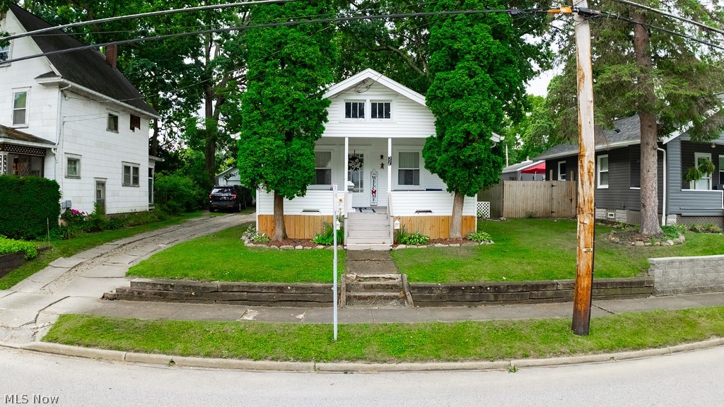 Photo 2 of 19 of 506 Grove Avenue house