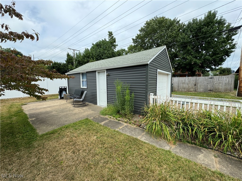 Photo 4 of 23 of 407 W 15th Street house