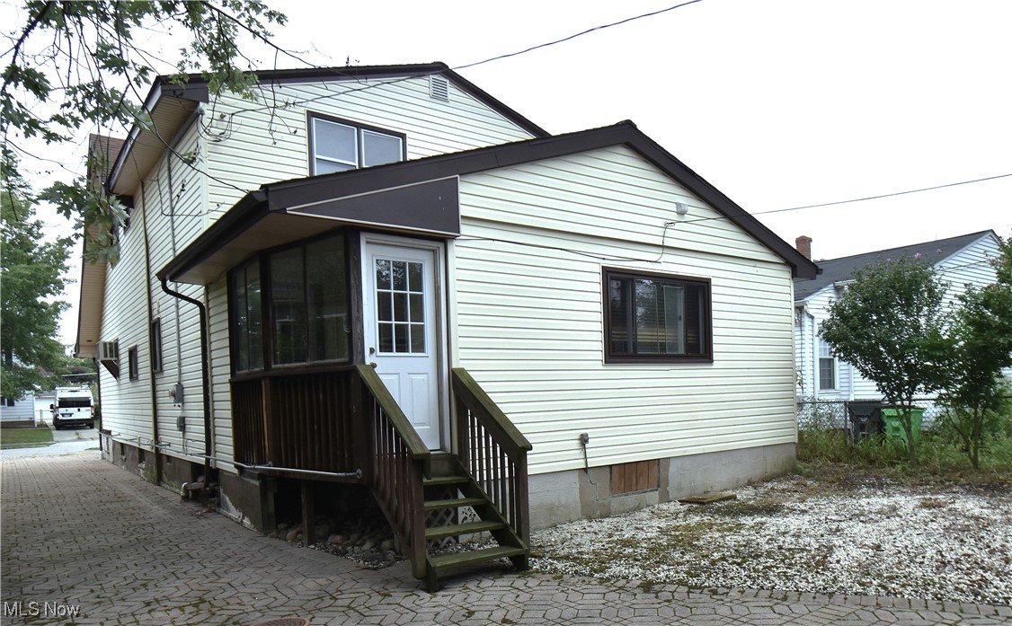 Photo 3 of 16 of 26301 Oriole Avenue house