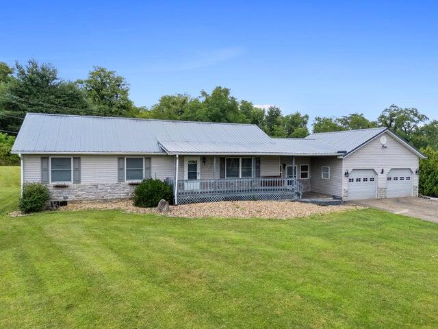 Photo 1 of 24 of 31 Apple Valley Boulevard house