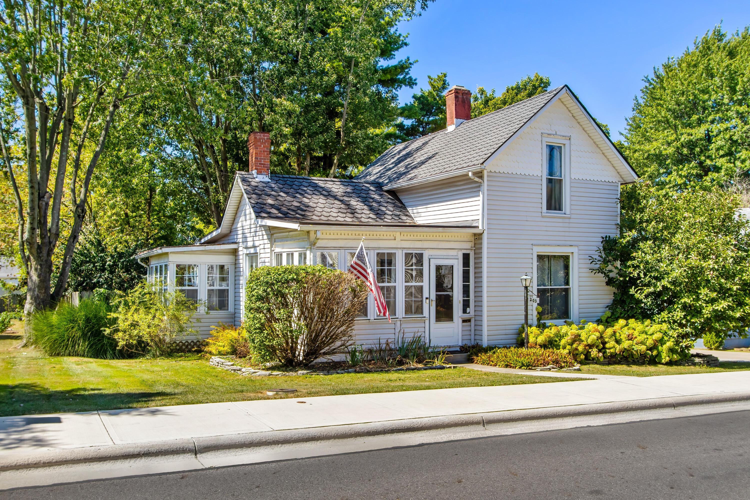 Photo 1 of 30 of 203 S Oregon Street house