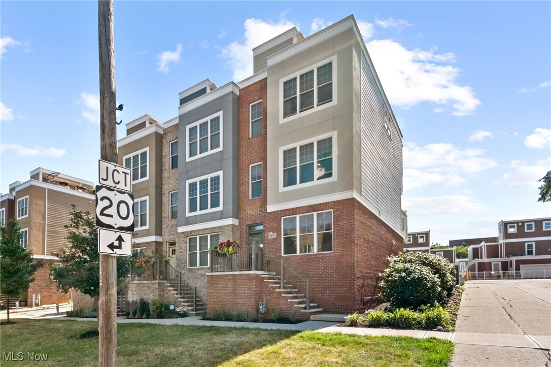 Photo 1 of 27 of 1371 W Clifton Boulevard townhome