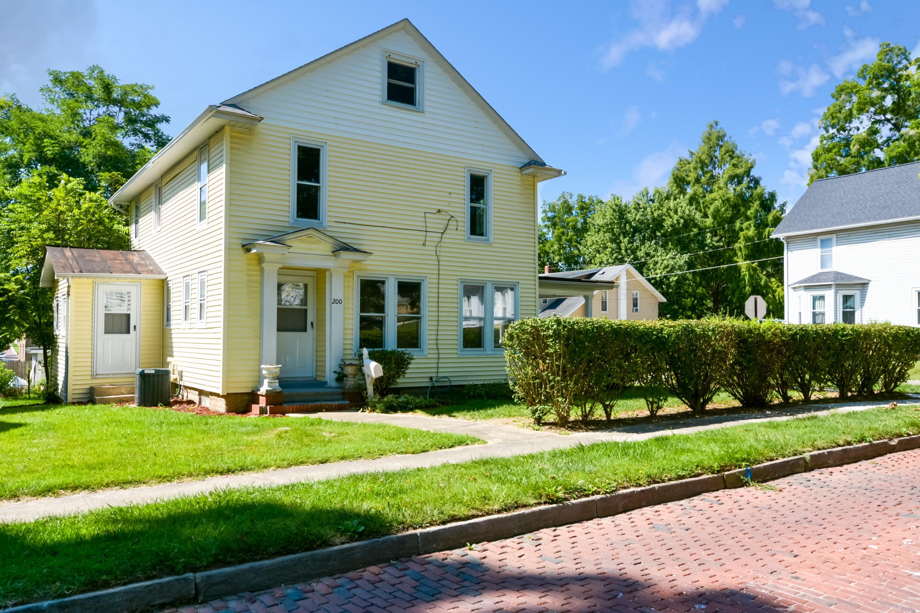 Photo 6 of 52 of 200 E Burgess Street house