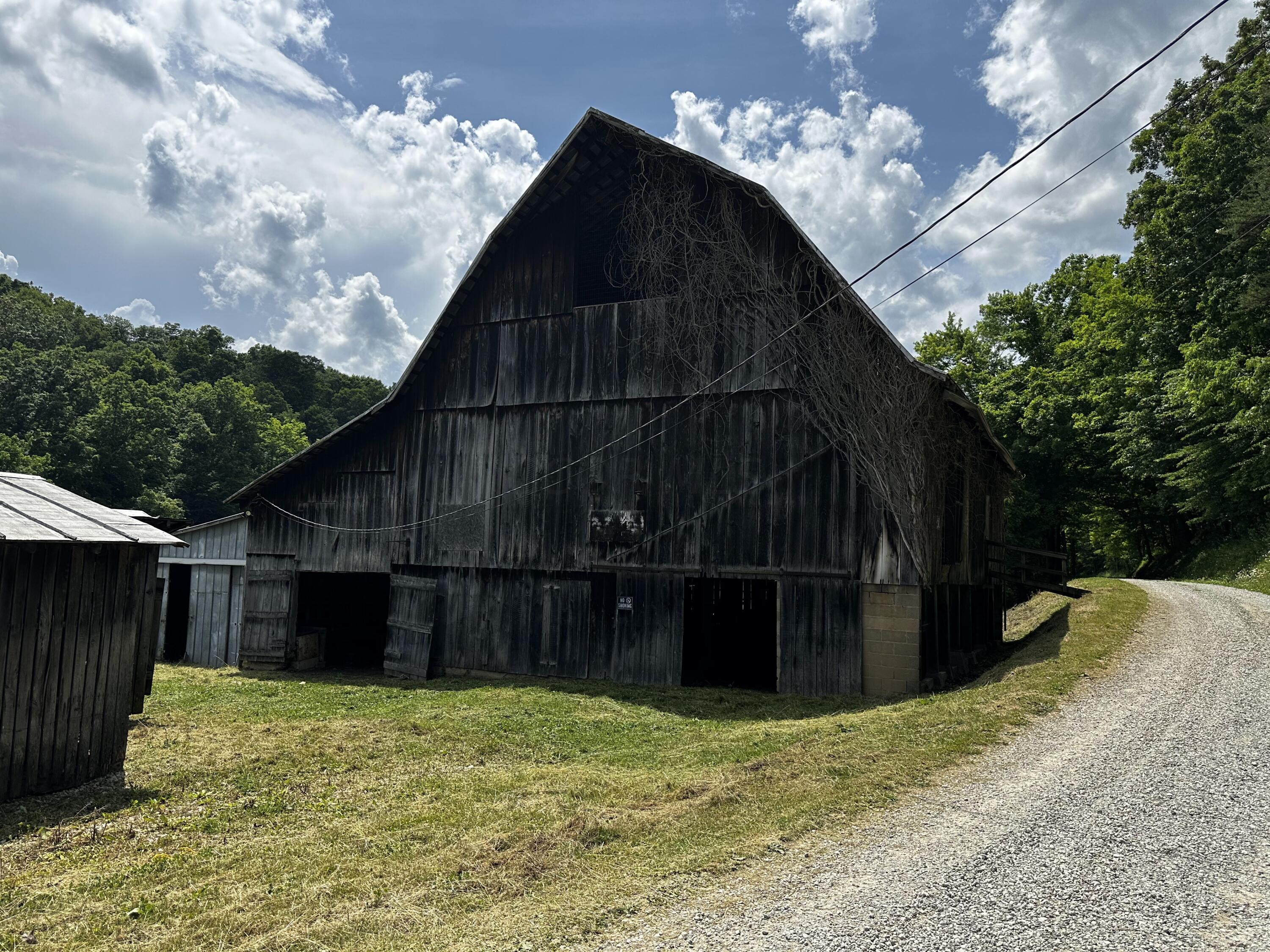 Photo 16 of 81 of 1773 Hull Road (Barns and Caves on Wayne) land