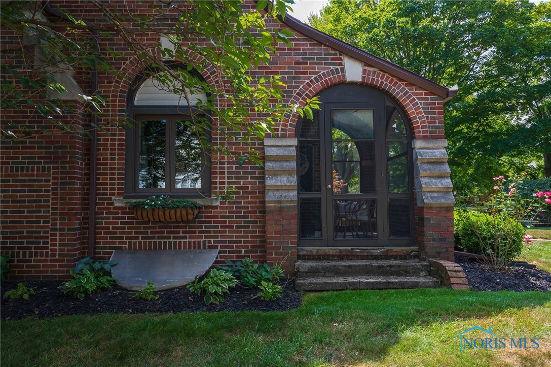 Photo 6 of 19 of 2364 Densmore Drive house