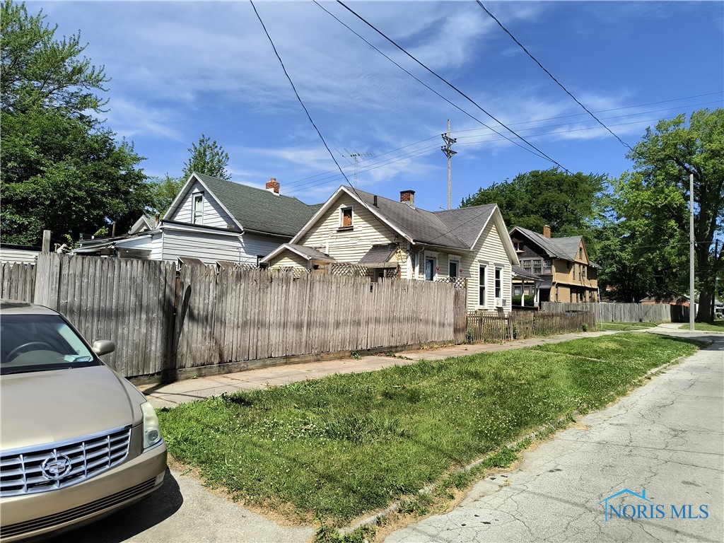 Photo 3 of 3 of 1142 Page Street house