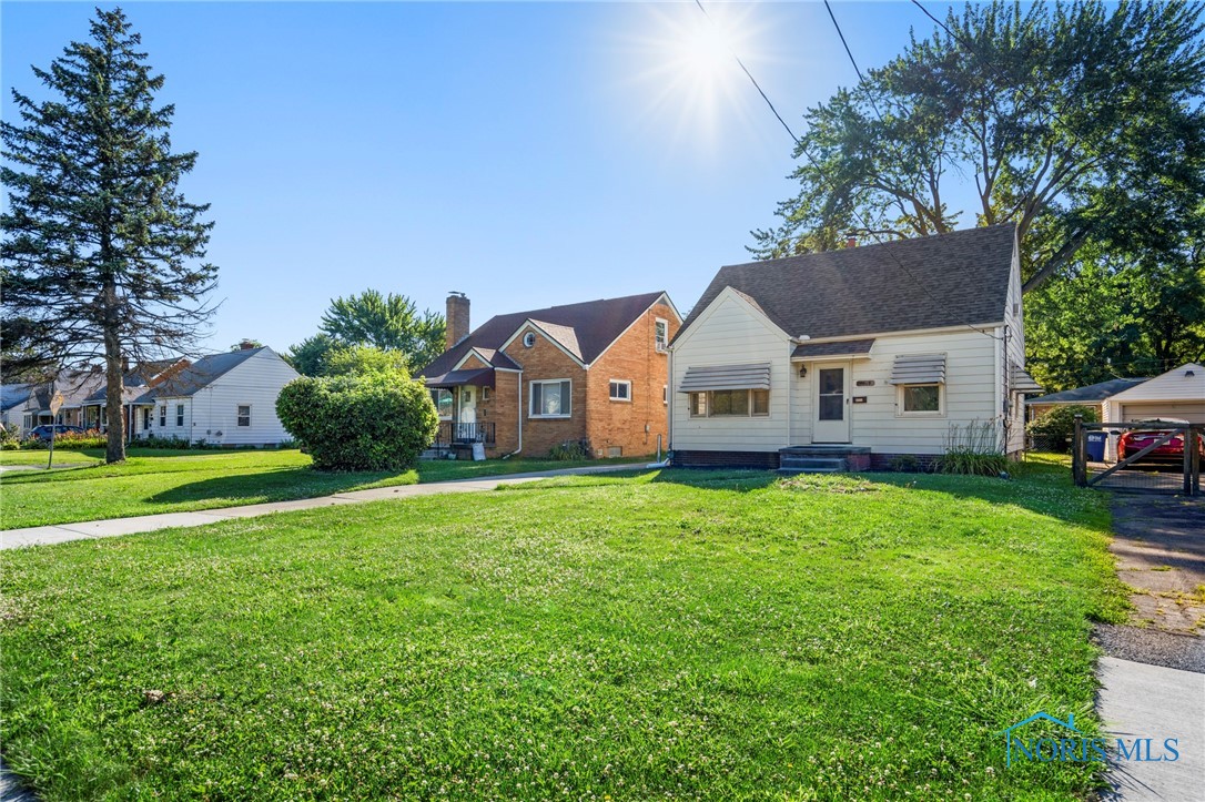 Photo 3 of 19 of 4665 S Detroit Avenue house