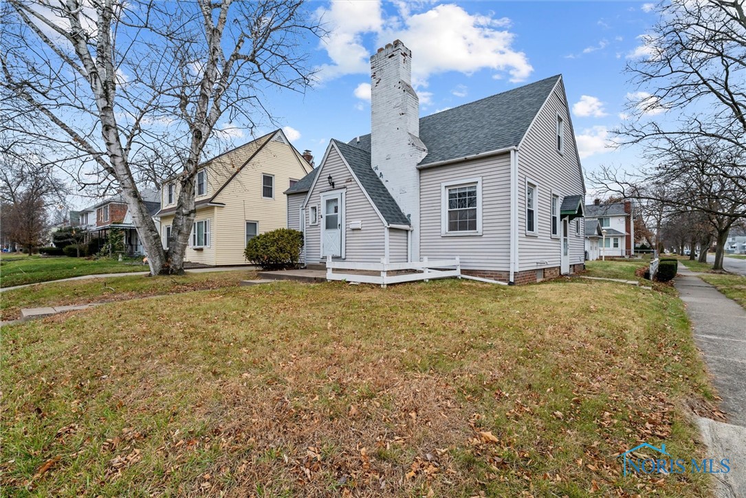 Photo 2 of 28 of 2402 Berdan Avenue house