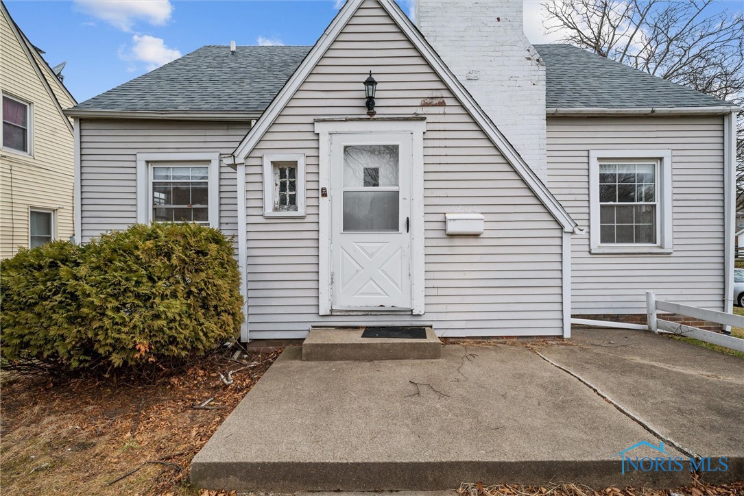 Photo 4 of 28 of 2402 Berdan Avenue house