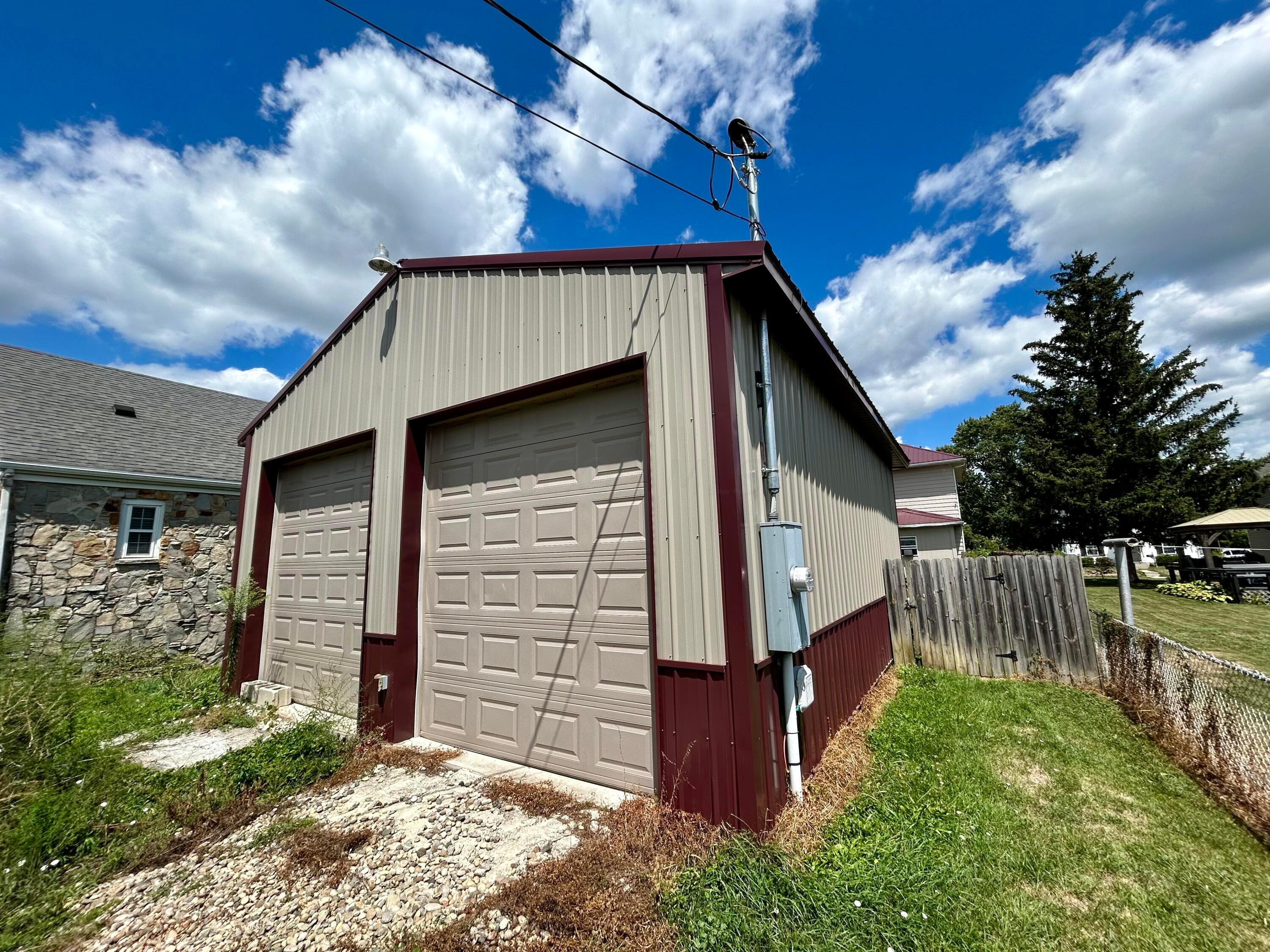 Photo 3 of 3 of 1007 S Hinde Street house