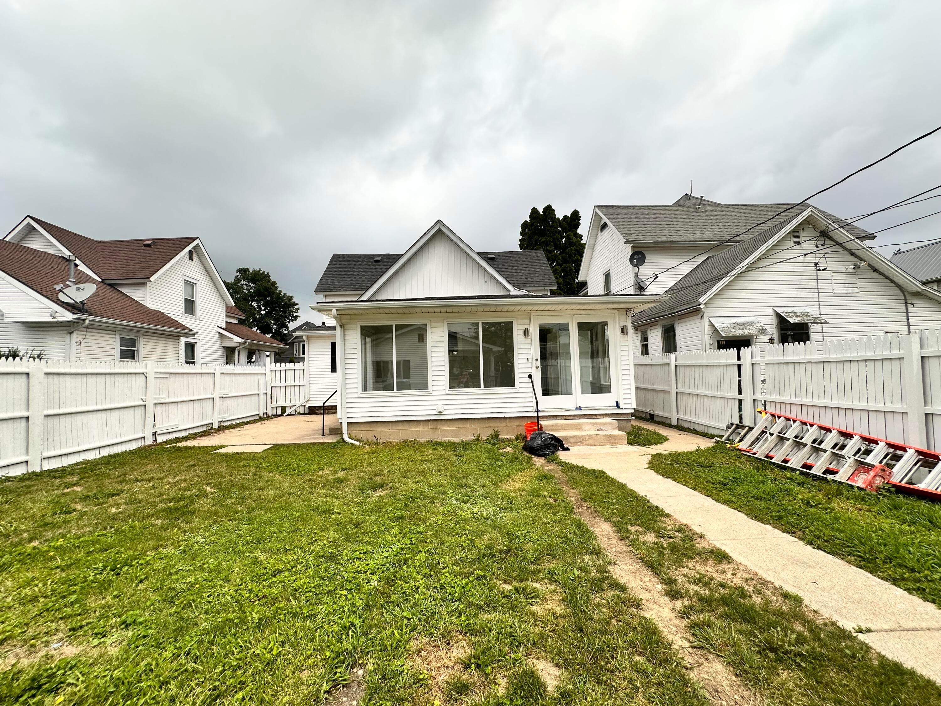 Photo 4 of 25 of 1025 Lakeview Avenue house